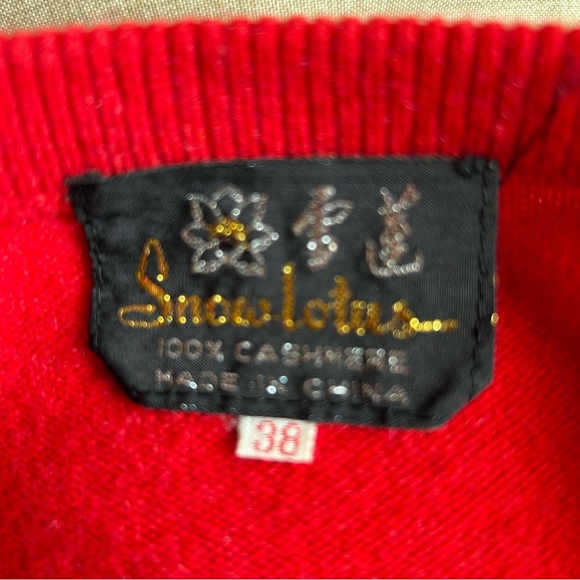 Snow Lotus Cashmere V- Neck Sweater - Picture 3 of 3